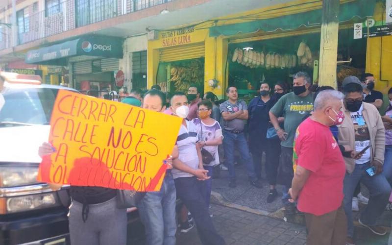 Se manifiestan comerciantes en calles del centro de Xalapa ante restricciones de movilidad