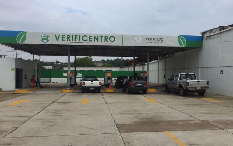 Concesionarios de verificentros en Veracruz se manifiestan ante cambios anticorrupción