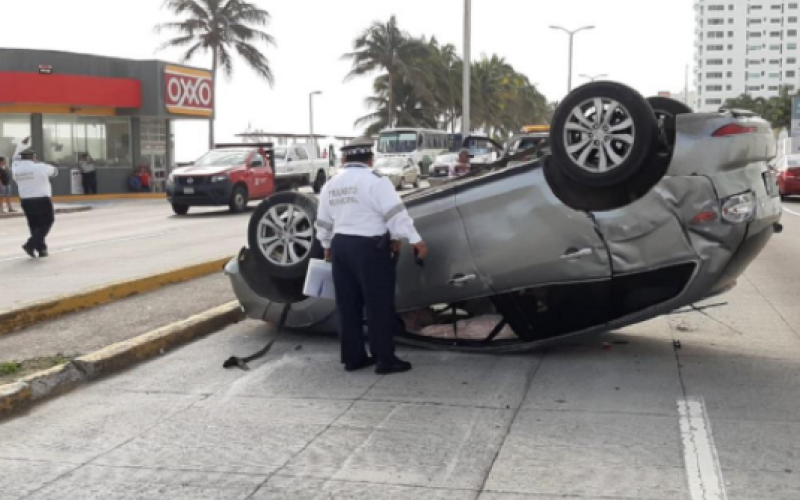 Vuelca auto particular en Boca del Río 