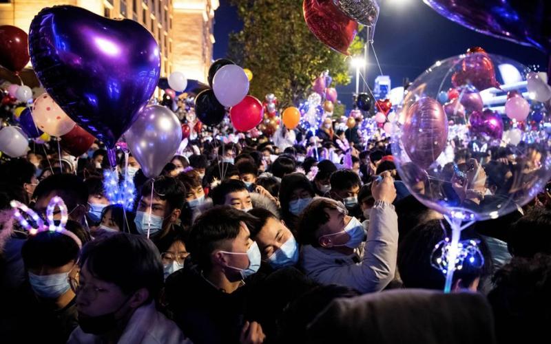 Salen a celebrar la llegada del 2021 en las calles de Wuhan
