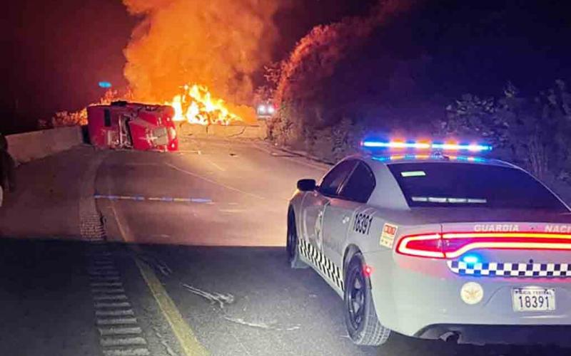 Tras el encontronazo, el tractocamión como las planas con forraje iniciaron a incendiarse, y afortunadamente el operador logró salir a tiempo, por lo que resultó ileso.