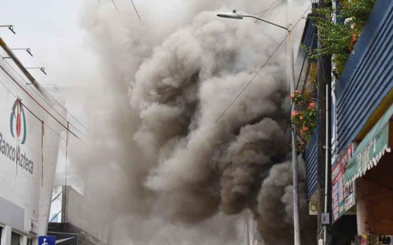 Evacuan a comercios y familias del centro de Tlapacoyan.