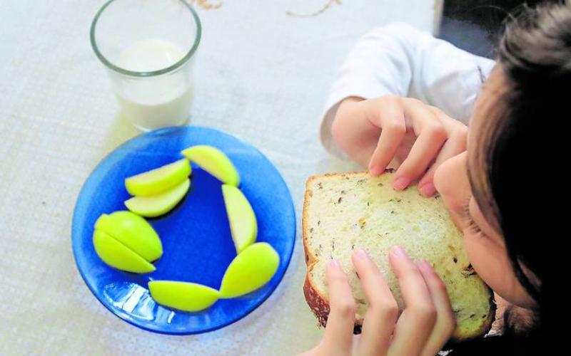 Ofrecer alimentos procesados desde las primeras etapas de la vida, uno de los errores más comunes y más dañinos, advierten