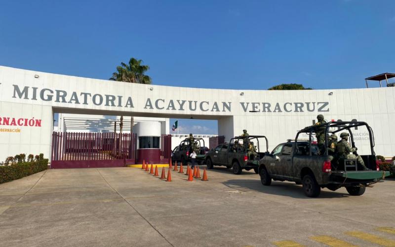 La tarde de este viernes se registró una movilización policiaca y de elementos de protección civil y bomberos de Acayucan al interior de la Estación Migratoria de Acayucan