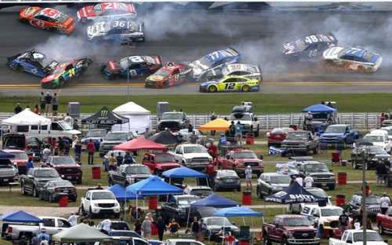 Como hace un año, la mítica carrera de las 500 millas de Daytona vivió una impresionante carambola de 16 autos.