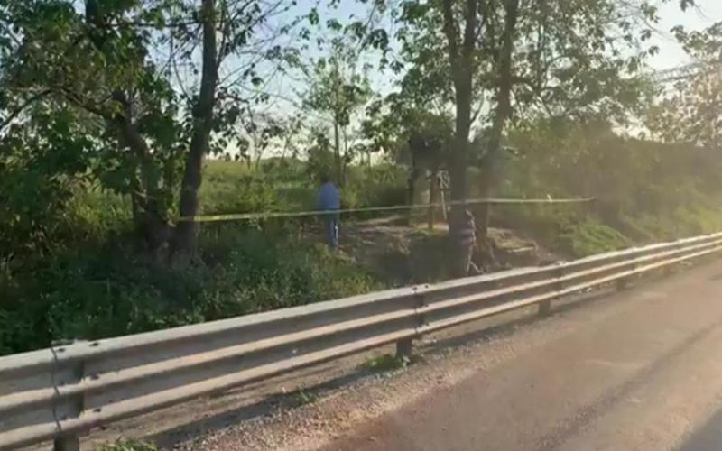 El cuerpo de la víctima quedó tendido a un costado de la carretera Cosoleacaque-Nuevo Teapa; presentaba varios disparos