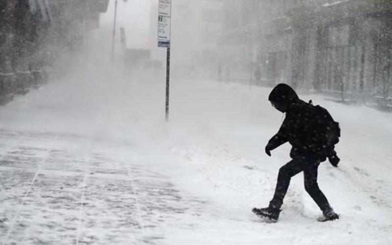 Una severa tormenta invernal azotó el lunes el noreste de Estados Unidos pero, en esta era de pandemia, las clases no se vieron afectadas sino la campaña de vacunación contra el coronavirus