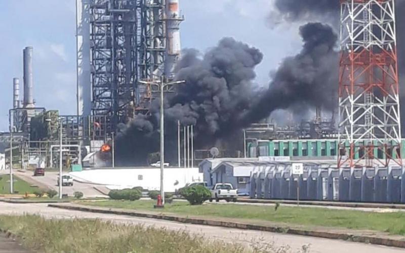 Incendió en Cangrejera Coatzacoalcos, desalojan a empleados