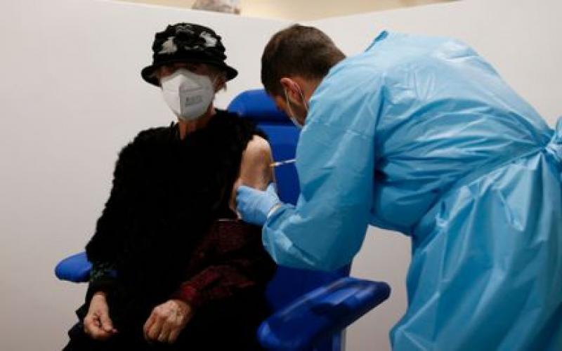 Se disfrazan mujeres de ancianas para vacunarse contra el coronavirus en EEUU