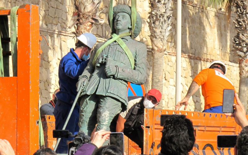 Retiran la última estatua del dictador Francisco Franco en tierra española