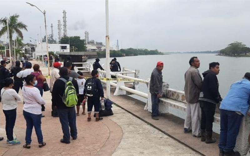  Localizan el cuerpo de un pescador extraviado en el malecón de Minatitlán