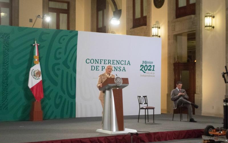 La secretaria de Gobernación, Olga Sánchez Cordero, acompañada del titular de Profeco, Ricardo Sheffield, durante la conferencia matutina en Palacio Nacional, Ciudad de México, el 1 de febrero de 2021