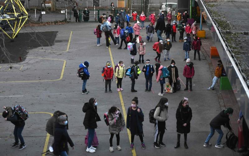 Niños de la escuela primaria Petri en Dortmund, Alemania occidental, el 22 de febrero de 2021.