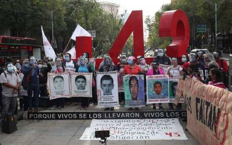 El pasado 26 de enero los familiares de los normalistas protestaron en el antimonumento de Reforma