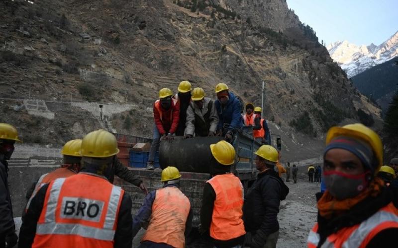 Unos 200 socorristas reanudaron las tareas de rescate el lunes al amanecer, tras la rotura de un glaciar del Himalaya la víspera