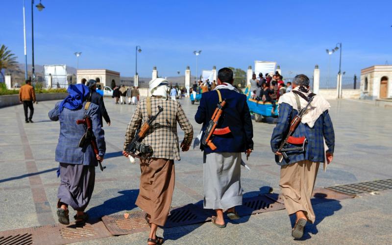 Combatientes leales a los rebeldes hutíes llegan a un funeral de sus compañeros en la mezquita al-Saleh de la capital, Saná en Yemen.