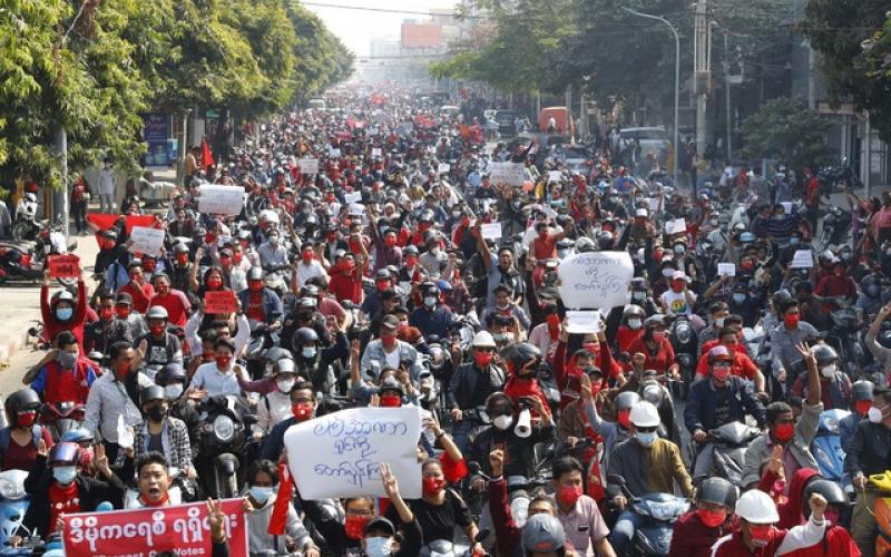 Manifestantes en una calle de Mandalay, en Myanmar, repudian el golpe de Estado este domingo