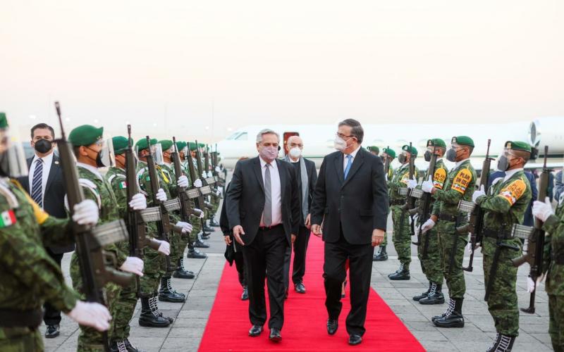 El canciller Marcelo Ebrard recibe al presidente argentino Alberto Fernández, en el Aeropuerto Internacional de la Ciudad de México, el 22 de febrero de 2021.