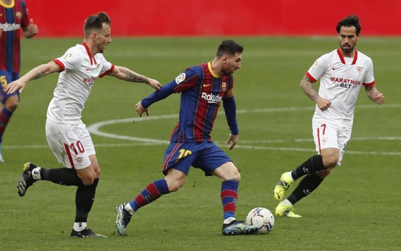 El Barcelona se impuso 2-0 en campo del Sevilla, con goles de Ousmane Dembélé y Leo Messi, en la 25ª jornada de LaLiga.