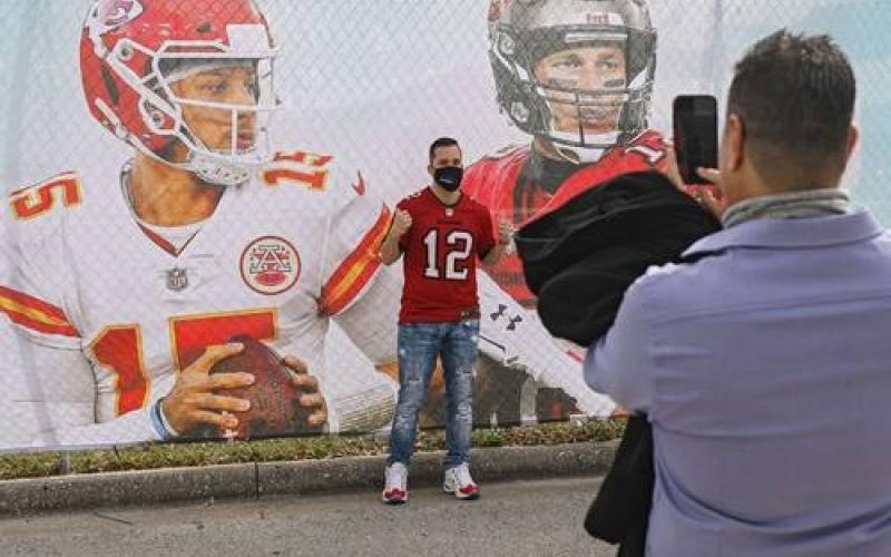 Con 25 años de edad, Patrick Mahomes, mariscal de los Jefes, intentará conseguir su segundo anillo de Supertazón consecutivo y entrar en los libros de historia de la NFL. En tanto, Tom Brady, de 43, quiere extender su leyenda en busca de su séptimo trofeo Vince Lombardi, así como lograr que Tampa Bay, primer equipo en llegar a la final en su propia ciudad, se alce con el título.