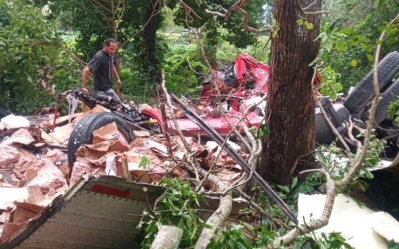 Un tráiler que transportaba carne de cerdo cayó del puente Antonio Dovalí Jaime, mejor conocido como el Coatzacoalcos II