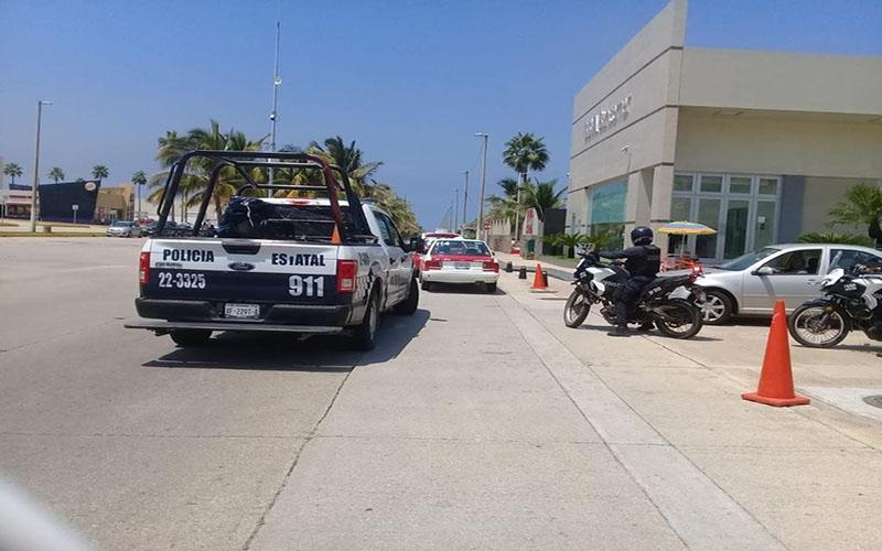 Este domingo se estableció un cordón de seguridad en torno a las calles aledañas a una casa ubicada sobre la avenida De la Rivera, donde oficiales procedieron con la detención de los presuntos delincuentes.