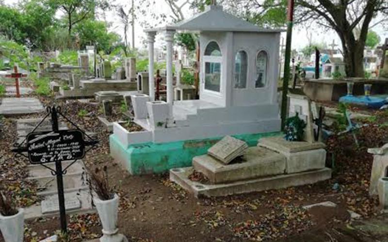 De acuerdo con reportes ciudadanos, durante todo el año se han enterrado varias personas en los pasillos que estaban delimitados desde la construcción de este cementerio