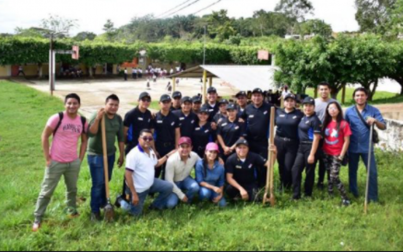 Domino's pizza y Guadalupe Valencia se unieron por el medio ambiente en Acayucan