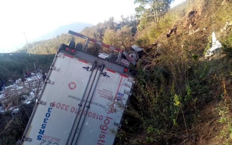 Fallece un trailero luego de volcar su unidad en la Acatzingo-Ciudad Mendoza
