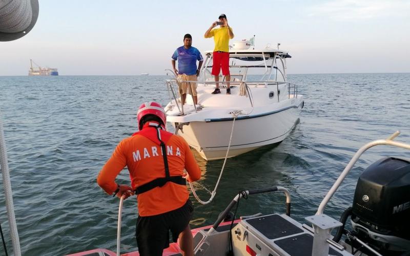 Rescata la Marina a cinco personas en un yate a la deriva en Veracruz