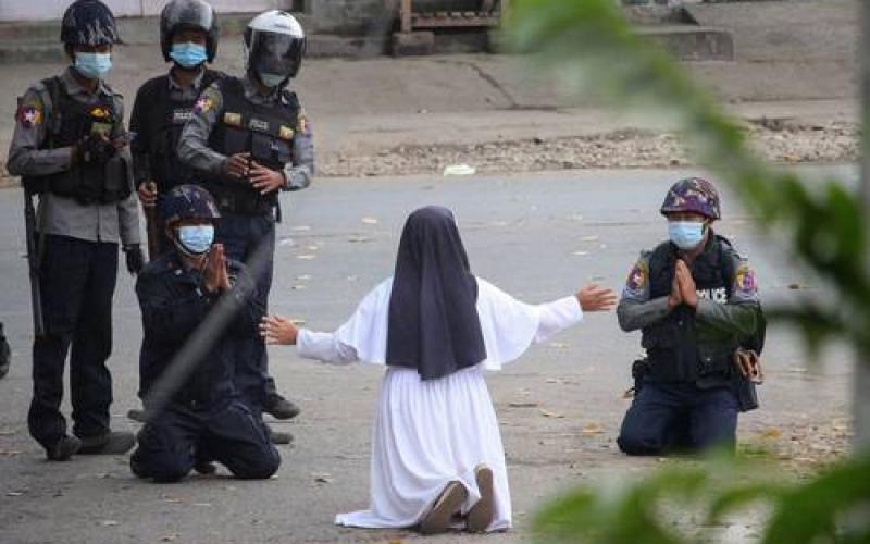 “¡No disparen contra los niños, mátenme a mi!”, suplica la monja Ann Rose Nu Twang a policías de Myanmar, durante protestas de centenares de personas en el estado de Kachin