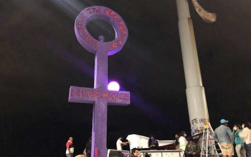 Feministas en el puerto de Veracruz se reunieron para dar mayor visibilidad a la antimonumenta instalada en el bulevard