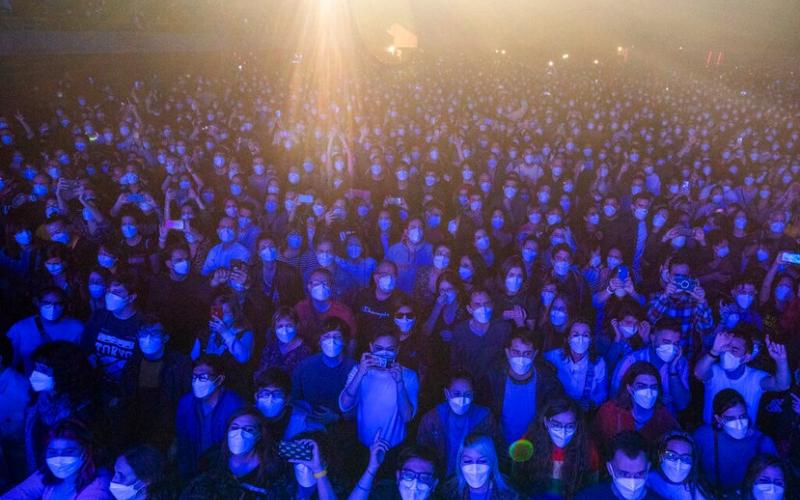 Asisten 5 mil personas a concierto en Barcelona