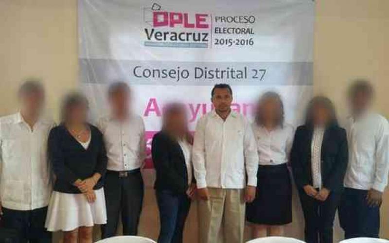  Expresidente del Consejo Distrital del OPLE en Acayucan fue observado robando celular