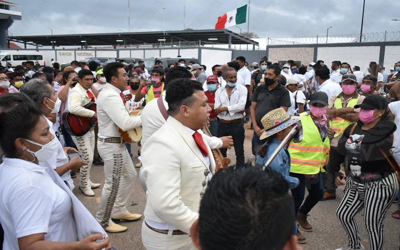 En Las Choapas reciben a López  Obrador con mariachis y peticiones