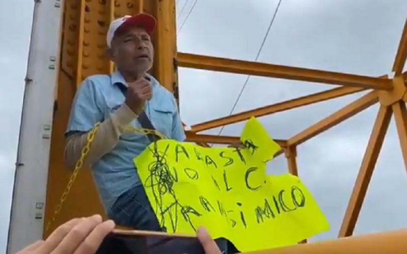 En el puente Coatza I, pescador se amarra necesitaba ser escuchado por el Presidente