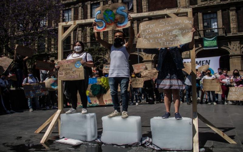 Jóvenes colocan mantas, colectivos presentan dos juicios de amparo contra la Ley de la Industria Eléctrica