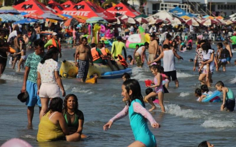 Bañistas invadieron las playas de la zona conurbada a pesar de que el estado aún presenta riesgo medio por la incidencia de contagios