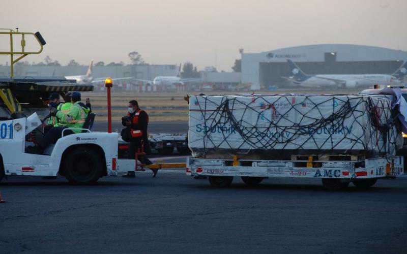 Descarga del tercer cargamento con 500 mil dosis de vacunas Sputnik-V contra el Covid-19, en la Terminal 1 del Aeropuerto Internacional de la Ciudad de México, el 31 de marzo de 2021.