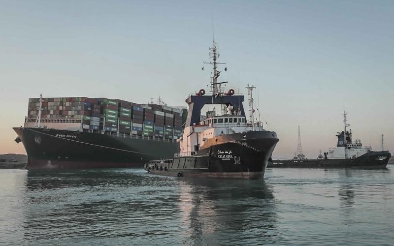 En esta foto de la Autoridad del Canal de Suez se ve el buque 'Ever Given' remolcado por otro barco, en el Canal de Suez, Egipto, el 29 de marzo de 2021.