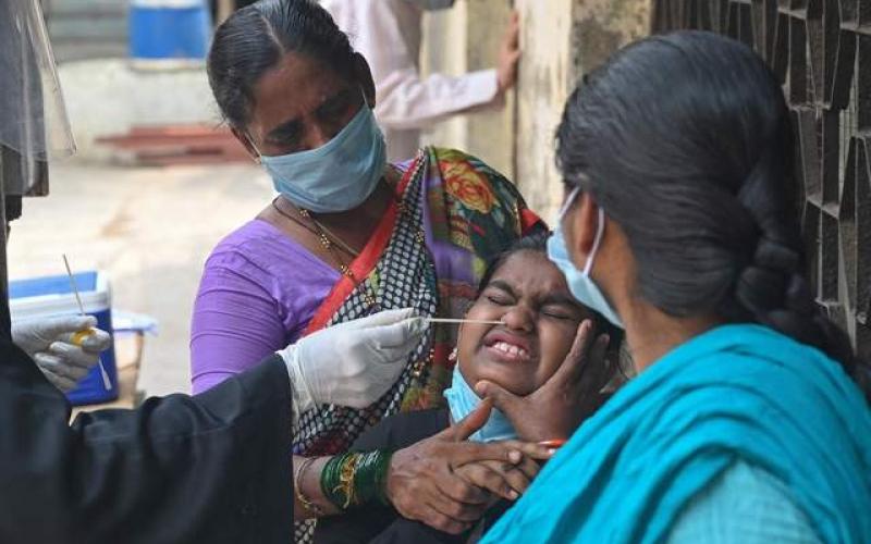 Las nuevas infecciones en India tuvieron el mayor aumento diario en más de tres meses, lo que generó cierres de escuelas, restricciones a las compras y otras medidas para combatir al virus en varias partes del país.