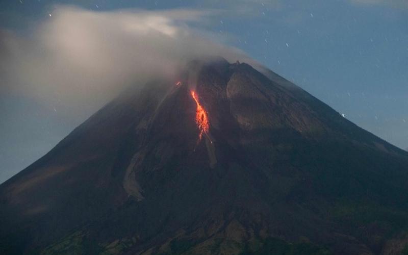 La madrugada del sábado, le volcán ubicado en la ladera del Monte Merapi lanzó nubes de ceniza y lava.