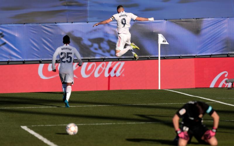 Karim Benzema celebra uno de sus goles durante el partido entre el Real Madrid y Elche, en la liga española.