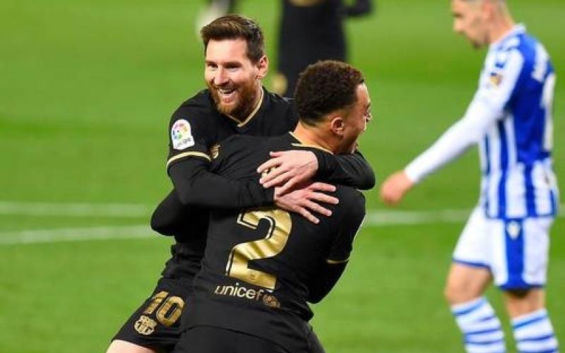 Lionel Messi anotó ayer un doblete en la victoria del Barcelona 6-1 sobre el Real Sociedad, encuentro en el que se convirtió en el jugador con más partidos disputados con los colores del blaugrana.