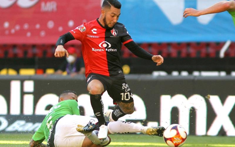 Luciano Acosta del Atlas gana el esférico en una de las jugadas del encuentro