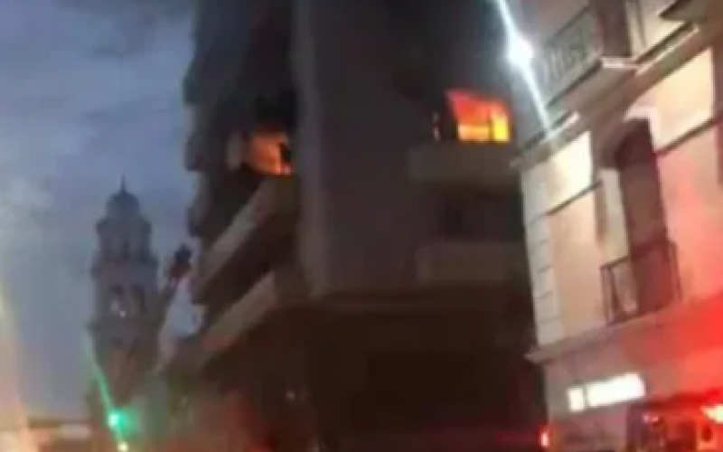 Mujer atrapada es rescatada de un incendio en el último piso de un edificio en Veracruz