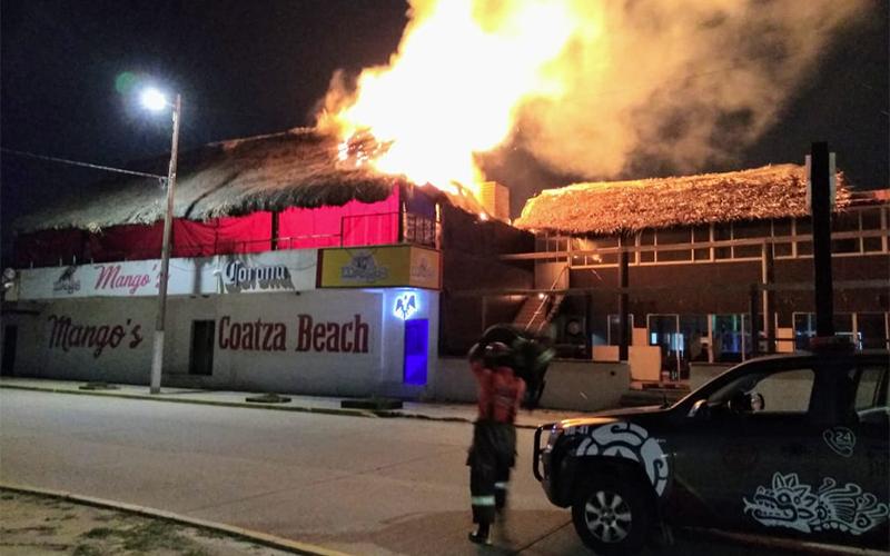 Al sitio arribó personal de Protección Civil y Bomberos para sofocar el fuego. Las llamas consumieron todo al interior del bar.