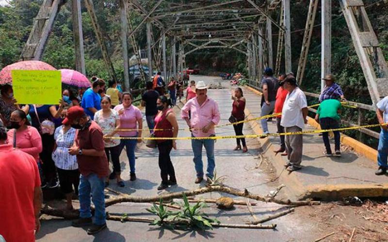 Matilde Aguilar García, habitante de la comunidad de Tequecholapa mencionó que desde hace años existe un problema con los concesionarios Sánchez Rodríguez