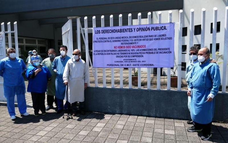 Médicos del ISSSTE en Córdoba protestan por no recibir vacuna anti COVID19