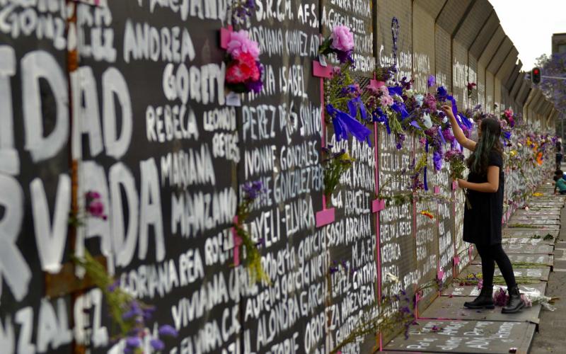 “Merece mucho respeto”, memorial colocado en muralla de Palacio Nacional: AMLO
